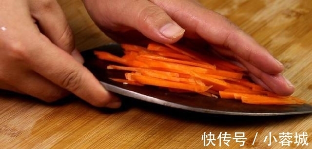 金针菇炒鸡蛋|金针菇别再凉拌了，加1个青椒和3个鸡蛋，做法超级简单家常，真香