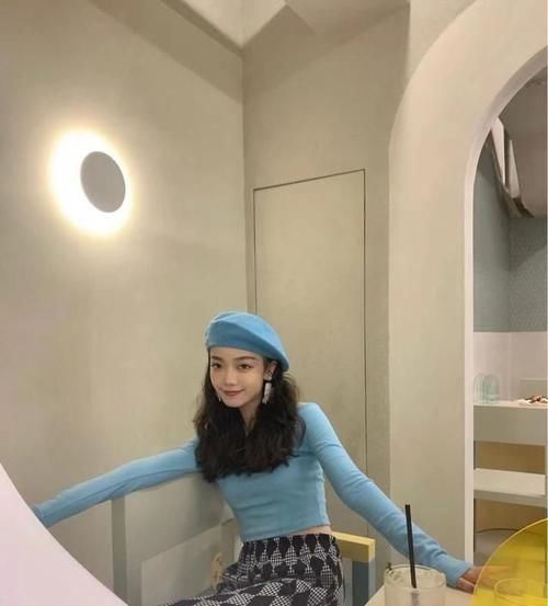 从衣服上找穿搭技巧不如从配饰上找，选对帽子穿搭立刻上升一个度