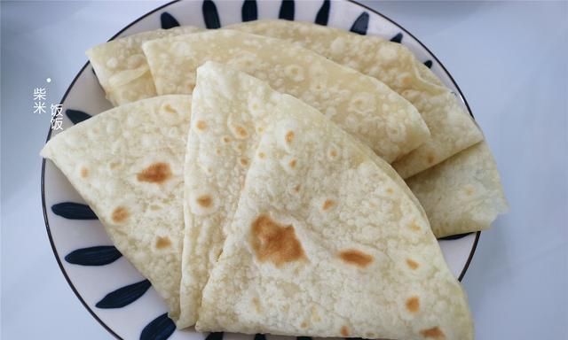 我家常做的快手早餐饼,一锅出两张,柔软筋道,卷上菜可香了
