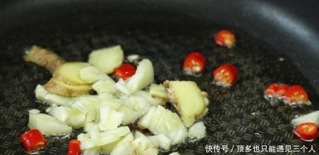 母亲用40年的老方法腌制辣椒,上午腌下午吃,酸辣脆爽,开胃下饭