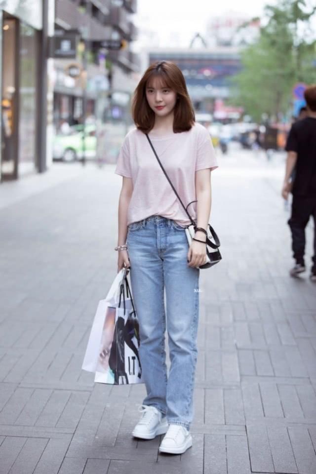 美女休闲风的牛仔裤舒适美观，帅气大方也非常的时尚减龄