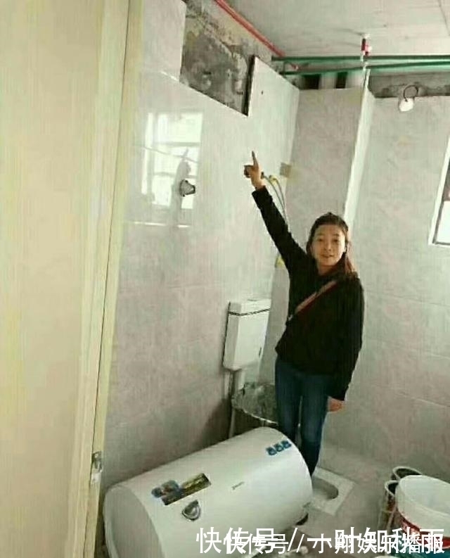 卫生间装|头一次见卫生间热水器不挂墙上,这样放太聪明了,好看又不占地