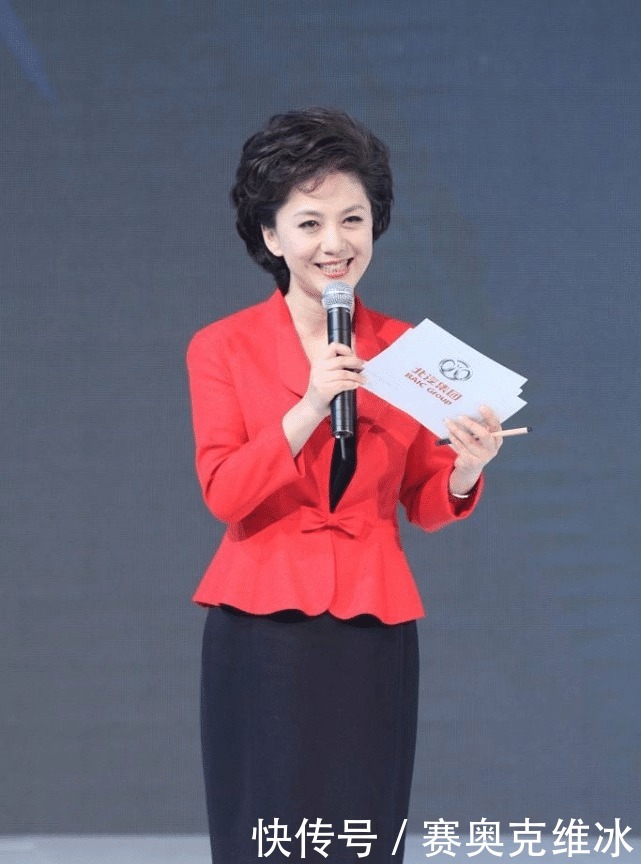 海霞私下的时候也挺正式的,穿职场装显气质,双眼迷离却很温柔