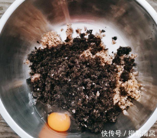 素三鲜包子,皮薄馅大,鲜香味美