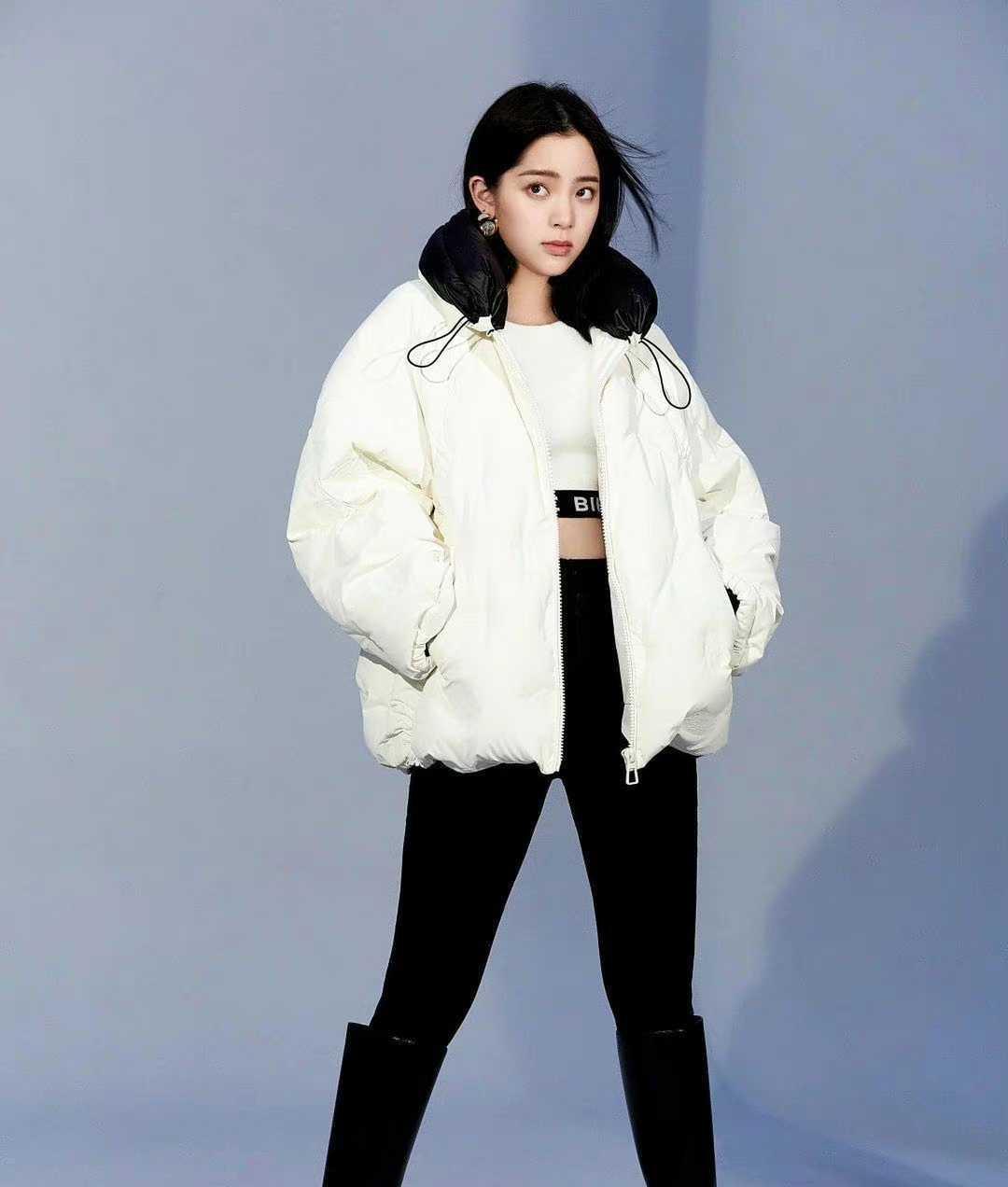 臃肿 “羽绒服+九分裤”=今年秋冬最时髦穿搭,显高显瘦,明星都在穿