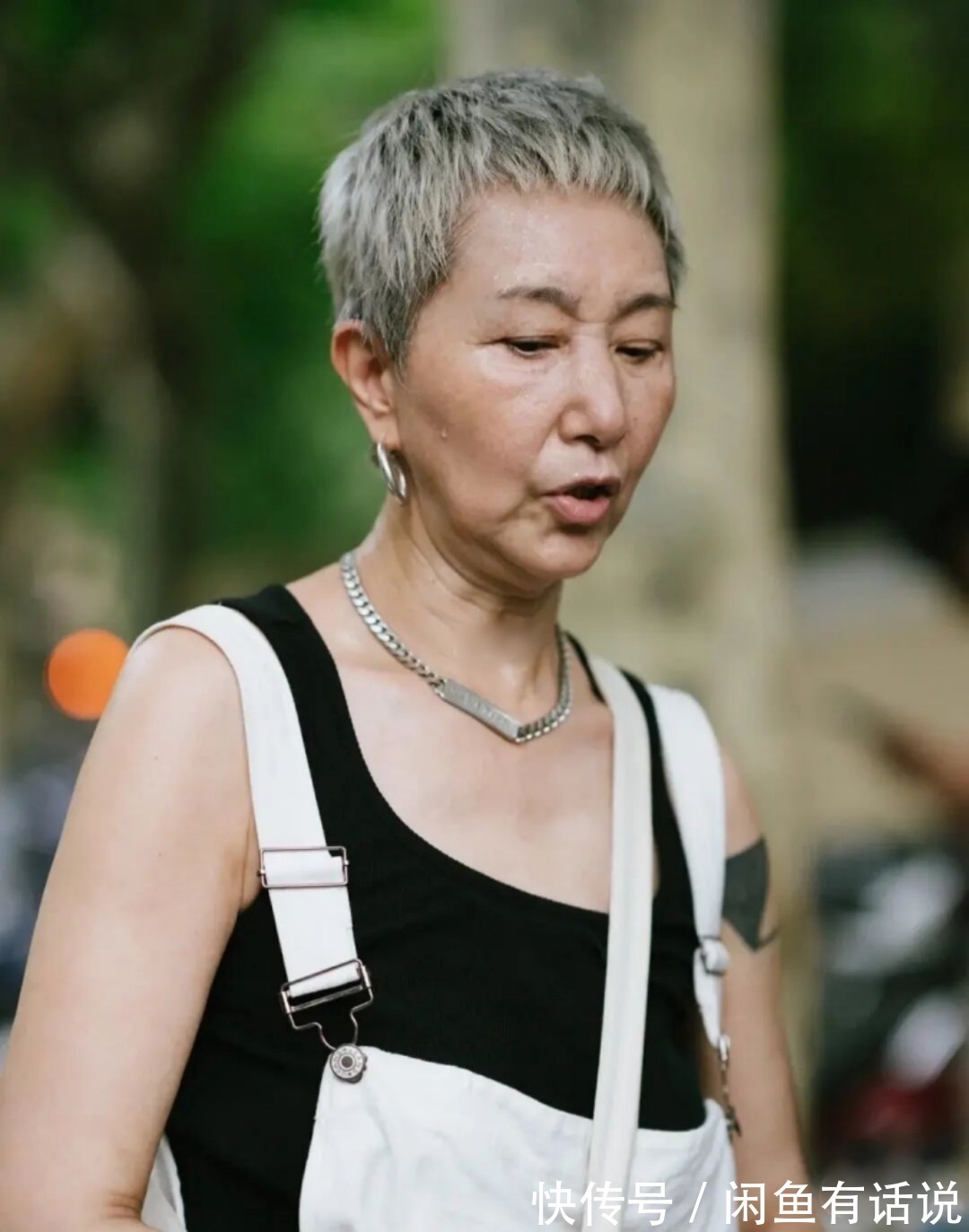 穿背带裤|60岁上海奶奶真时髦!穿背带裤骑单车出门,头上裹块花头巾好拉风