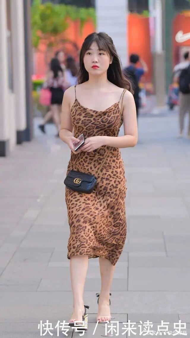 女人过了40岁,更适合穿“豹纹裙”,显瘦还时髦!