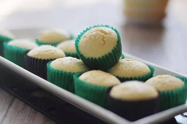 椰香小蛋糕的做法，满满的椰香，可以做给孩子吃！