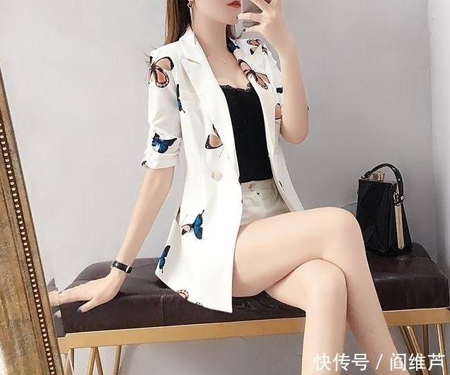 太洋气了,老婆换下裙穿这小香风套装,反比之前更美,女人味十足