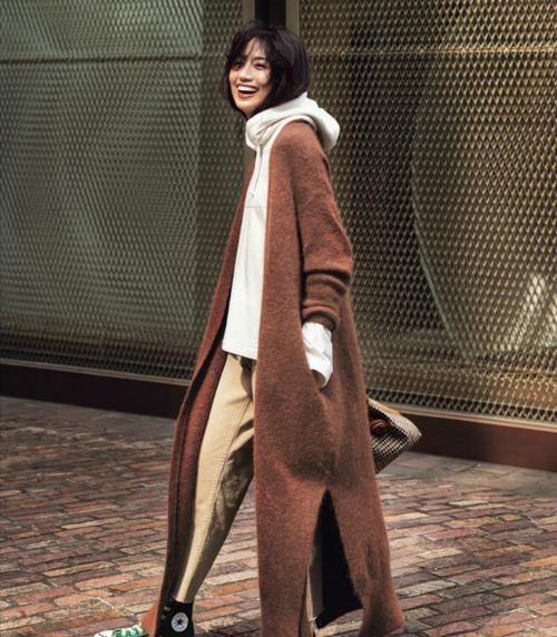 女人到了中年，这才是你该有的穿搭：大衣+烟管裤，时髦又减龄！