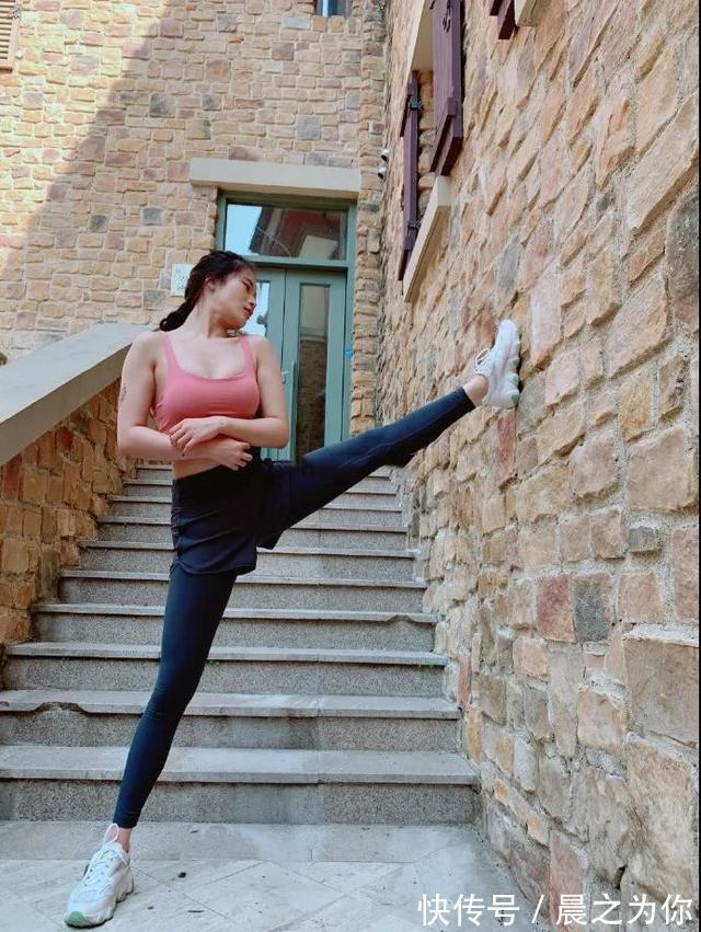 杨幂|成都辣妹展现瑜伽魅力，网友感叹：好身材离不开对运动的坚持