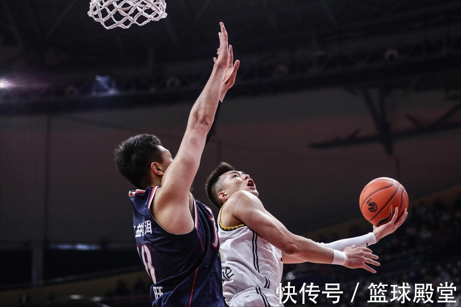 周鹏|辽粤赛后！场外挤满球迷，杜锋搂徐杰，周鹏击掌球迷，阿联腼腆