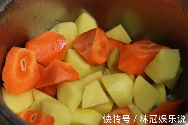 黄皮|它是“碱性食物”，女人常吃，嘴巴不臭，头发乌黑，皮肤也嫩了