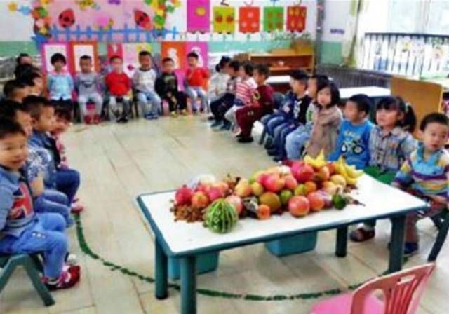 幼儿园|幼儿园老师摆拍水果,细心家长发现端倪后,集体发声:讨厌欺骗