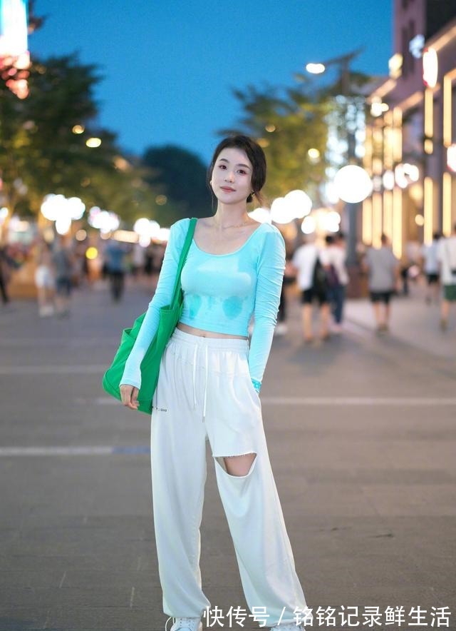 时节 夏末秋初,“卫衣”更时髦的打开方式搭配这4款裤装!