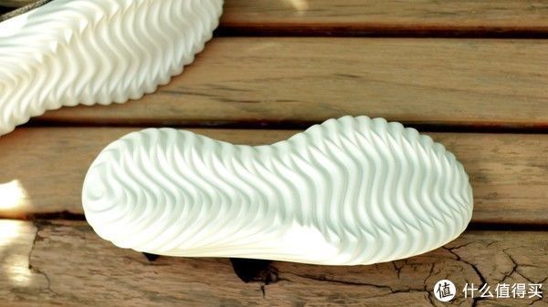 鞋底 比起踩屎感,我更喜欢袜套式,一双鞋才十几元却给你快乐脚感