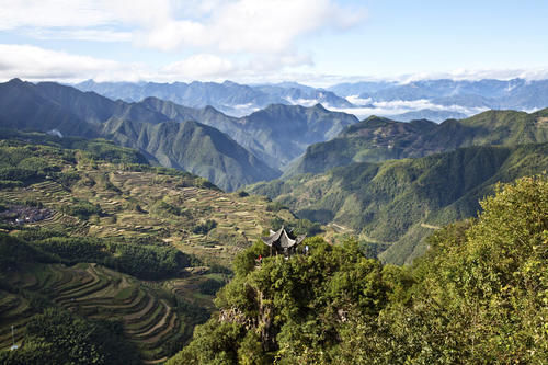 中年|高山险峰、云海梯田、山里人家，人间仙境南尖岩