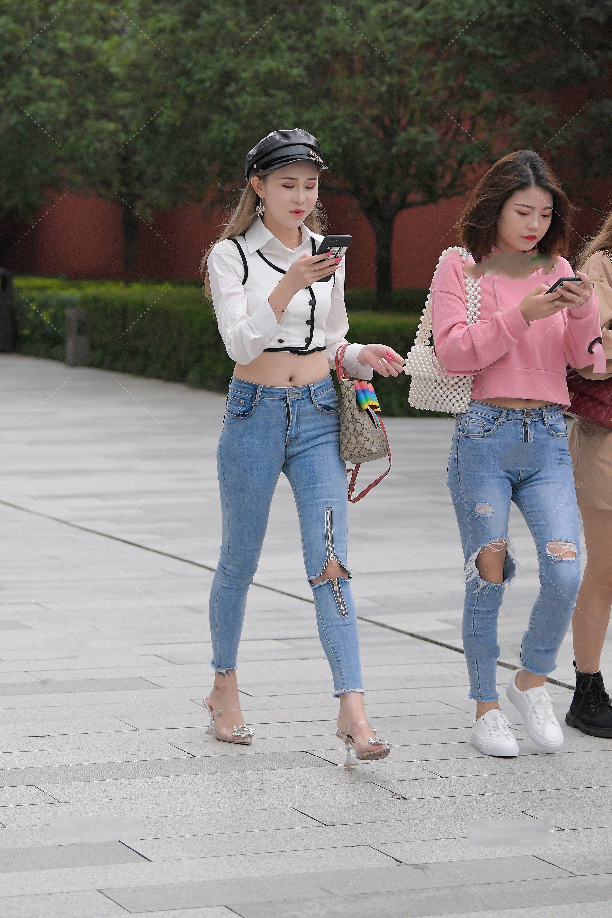 衬衫|白色衬衫叠穿黑白拼接马甲, 再配上一条经典裤子, 好看又时尚