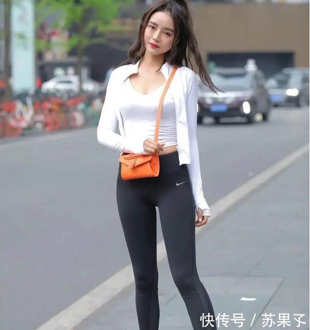 打底裤|打底裤的搭配更加的随意自在，充满青春阳光