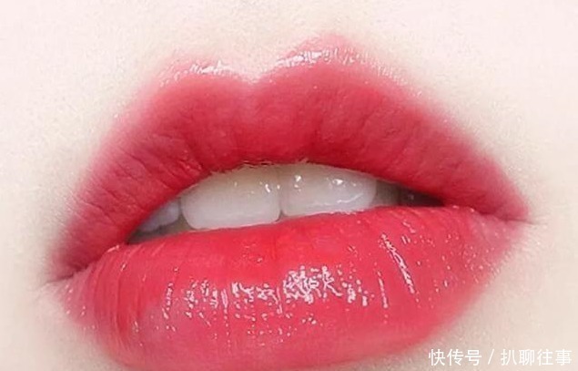 唇线笔 涂口红的小技巧:注重打底很重要,勾勒唇形能让嘴巴更饱满!