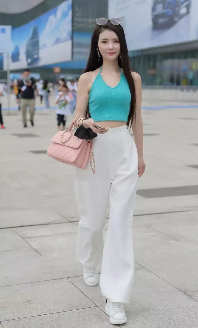 配阔|美女街拍:清凉小背心配阔腿裤,简约大方,时尚迷人