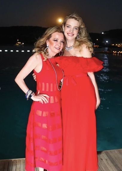 水果娜 LV太子妃才是扮嫩天花板!穿荷叶领红裙秀香肩,不像五个孩子的妈