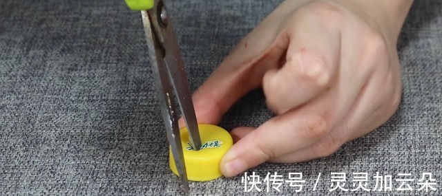 塑料瓶|想吃疙瘩汤,一个塑料瓶轻松搞定,1分钟做出一大盘,长见识!