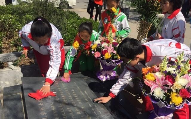 北京闹市中藏着一座坟墓，纪念一位18岁河南少年，火车也因此改道