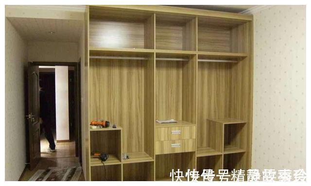 衣柜|定制衣柜千万别再选这种材料了,危害问题多,影响美观和实用性
