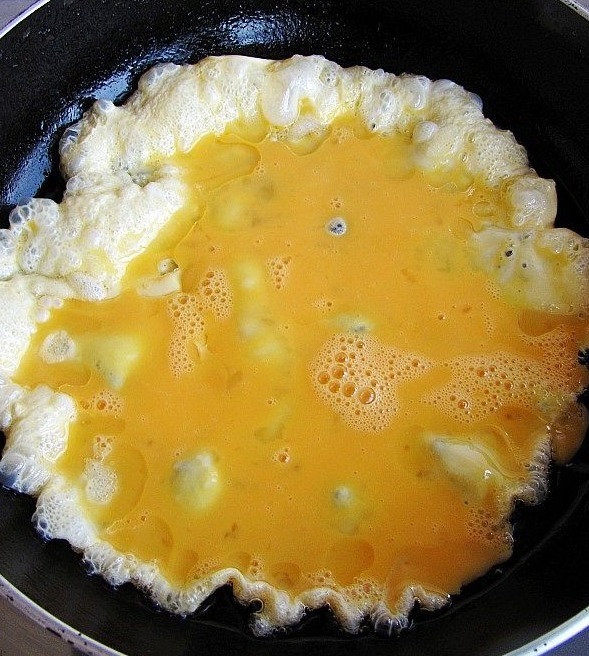 炒丝瓜时别直接下锅,牢记2个技巧,出锅翠绿不发黑,脆爽又鲜香