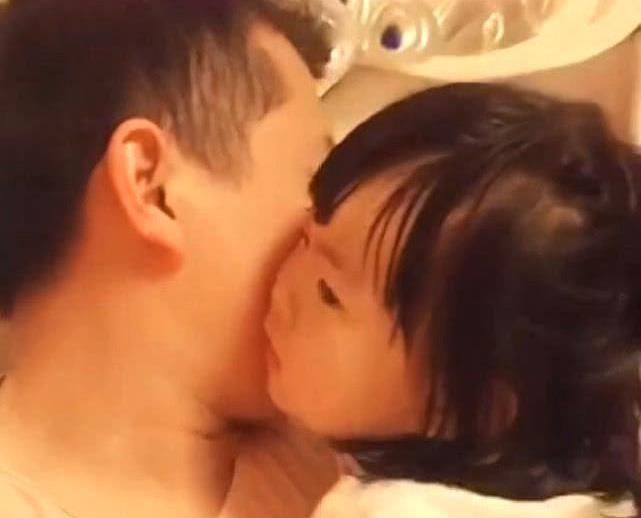 对话|又一“小情人”火了,抱着爸爸不让妈妈亲,和妈妈的对话让人笑喷