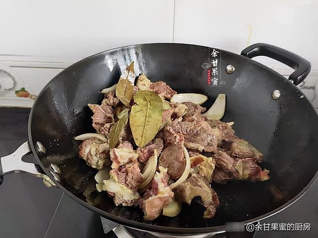 在家做学生早餐，汤鲜味美肉也多，菜和主食同上桌，省时省事