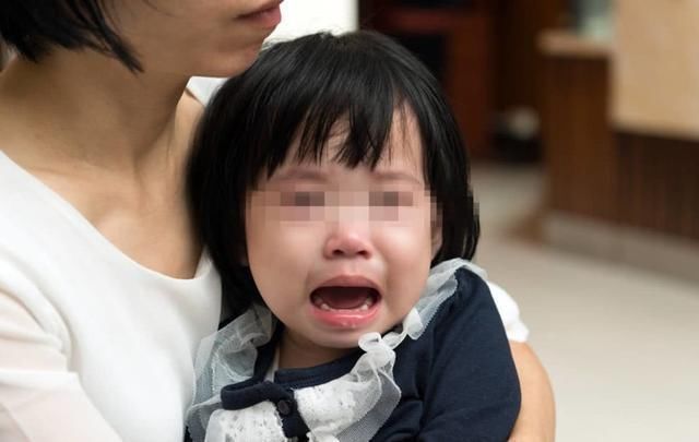 男孩|5岁男孩误吞干燥剂,奶奶做了2件事救了孩子,医生很专业