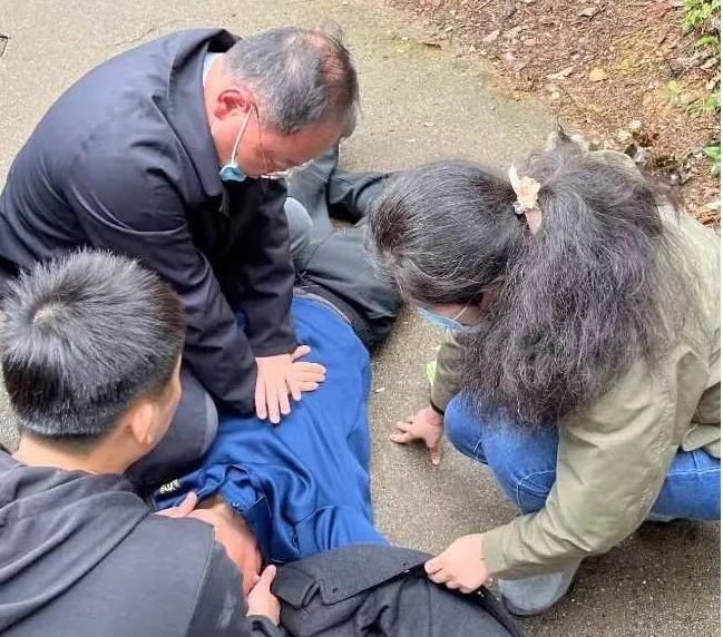 老人突发疾病心脏骤停 在湖南培训的两名江苏医生紧急救人