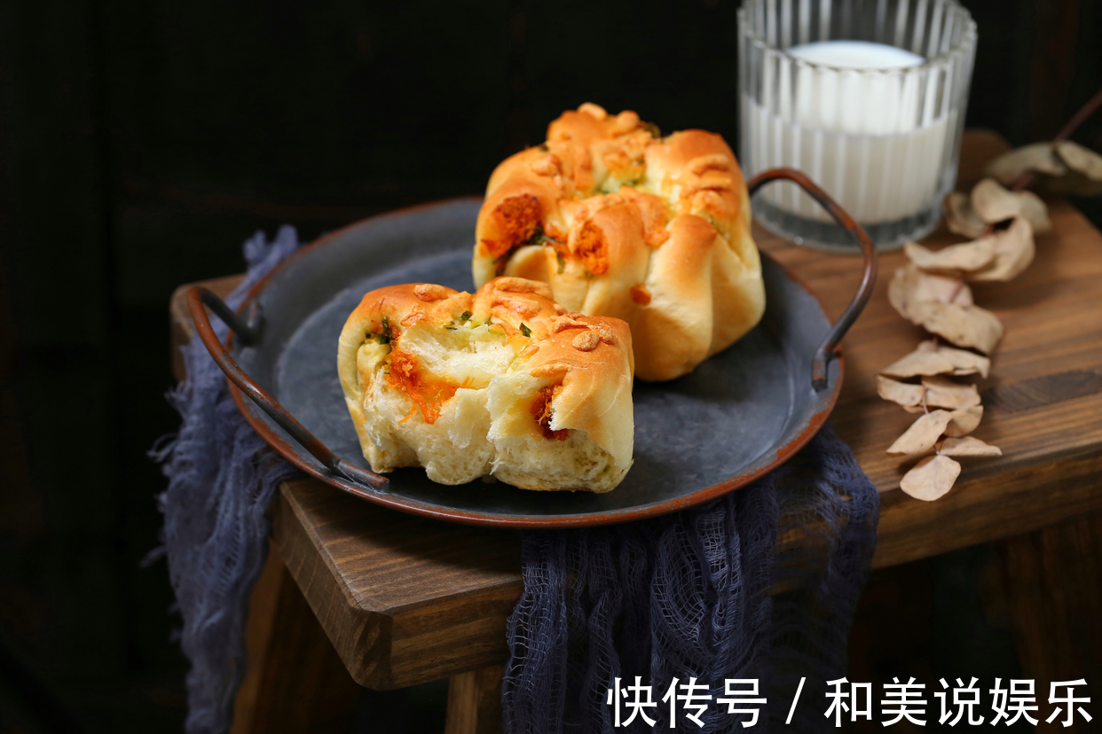 吃腻了甜面包换个口味,加点葱花和肉松,还没出炉就已经香飘满屋
