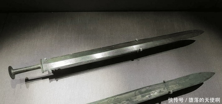 文物专家在街头买下几块断剑,修复后估价2亿人民币!