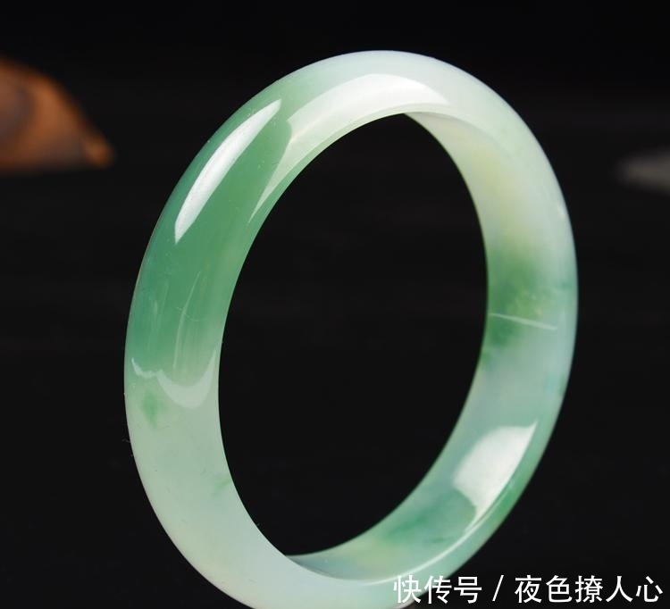 翡翠手镯戴了三年,石纹竟然自己愈合了?