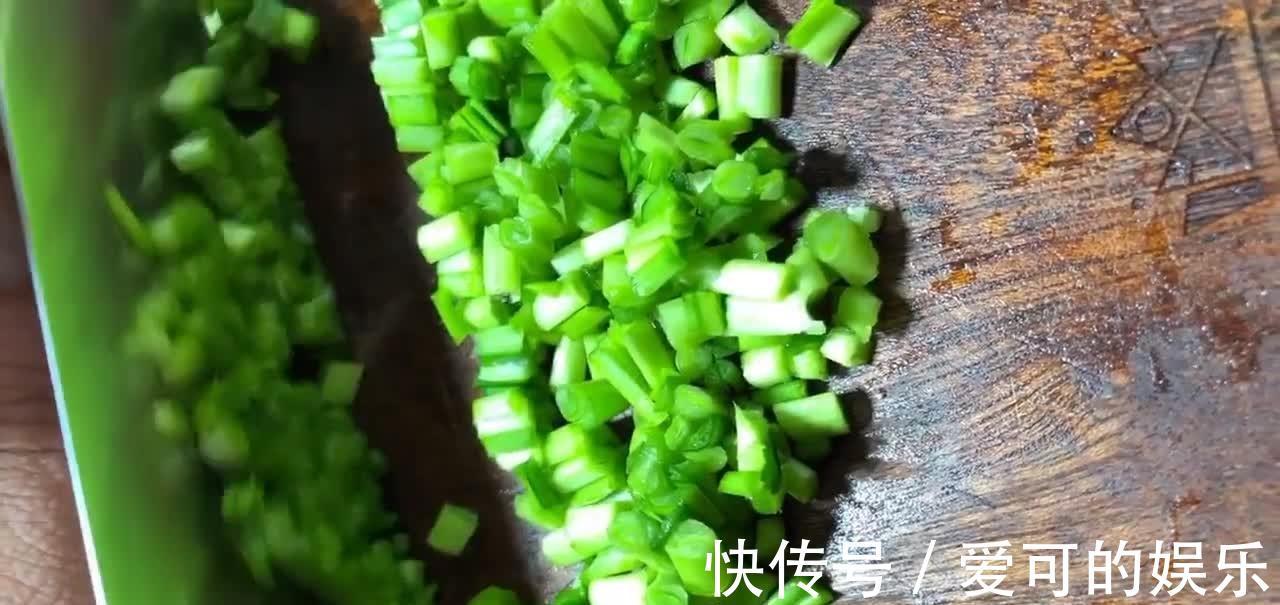 韭菜粗饼的做法,口感酥脆可口香气四溢,增强肠胃蠕动预防便秘!