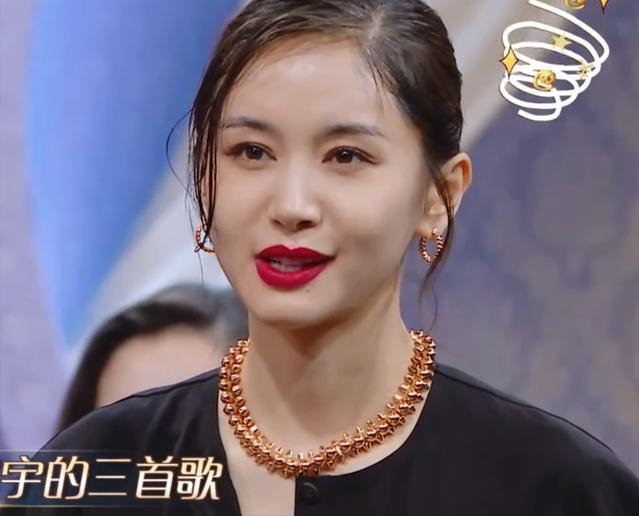 在《王牌》中被迫浇水卸妆，杨颖比王子文更妩媚机智，惹人喜爱！