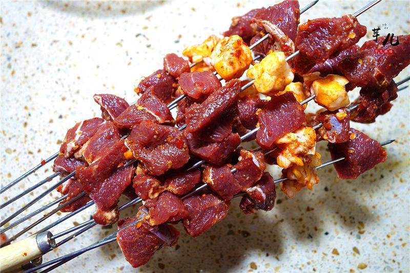 想吃羊肉串教你在家自己烤,做法简单,软嫩多汁,美味又健康