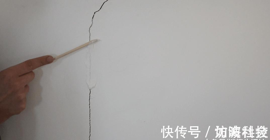 修补|家里白墙不仅脏还有裂缝怎么办 用它涂一涂, 墙壁立马焕然一新