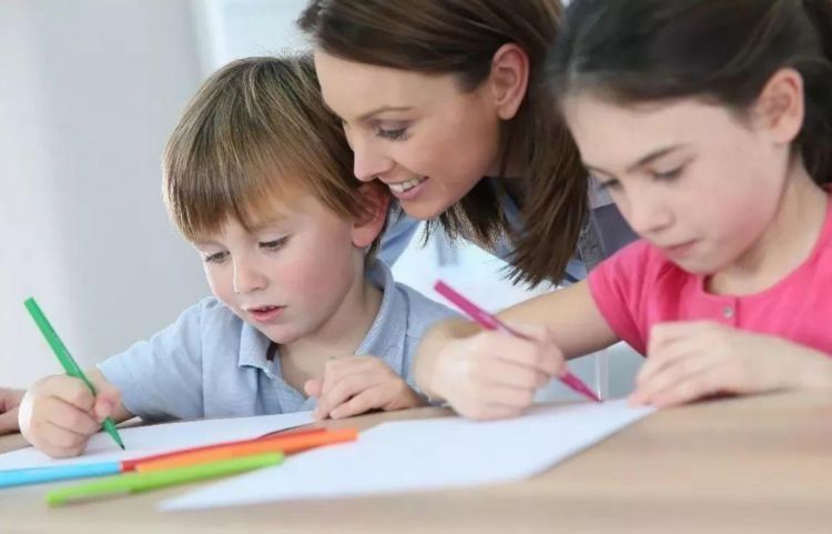 孩子|宝宝出现3种“怪异”行为，家长偷着乐吧，孩子智商低不了