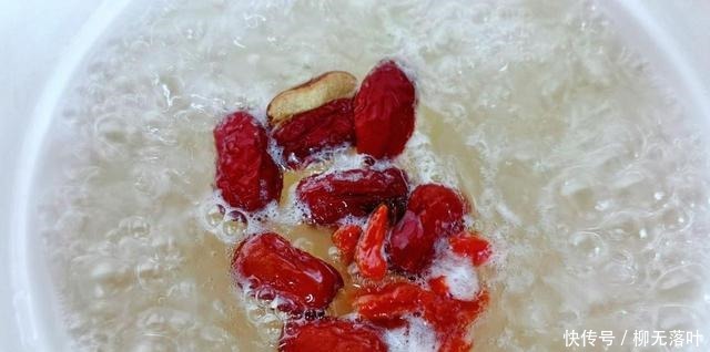 银耳莲子羹怎么样熬才可以出胶,教你两招,在家也可以制作出来