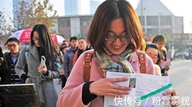 亲爹|“全网混得最差”的男娃走红,午休照片被拍下,网友:真是亲爹