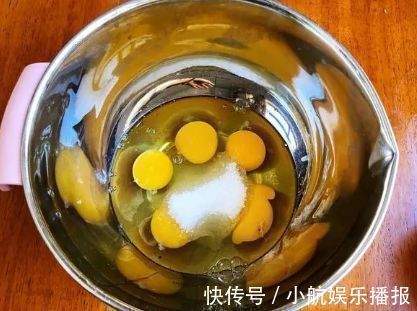 成功率|别再用电饭煲做蛋糕了，试试不锈钢盆蒸蛋糕，不分蛋，成功率更高