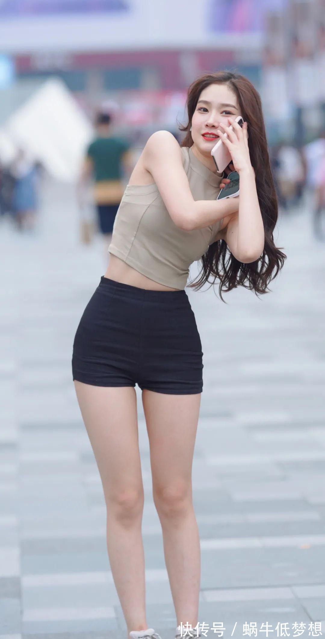 紧身衣|街拍：腰细得迷人！一枚甜美又活泼可爱的小姐姐，彰显潮流和个性
