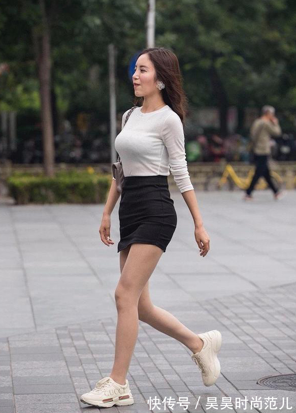 时尚|气质女孩的简约风穿搭,白色短衫搭配黑色短裙,黑白撞色简单时尚