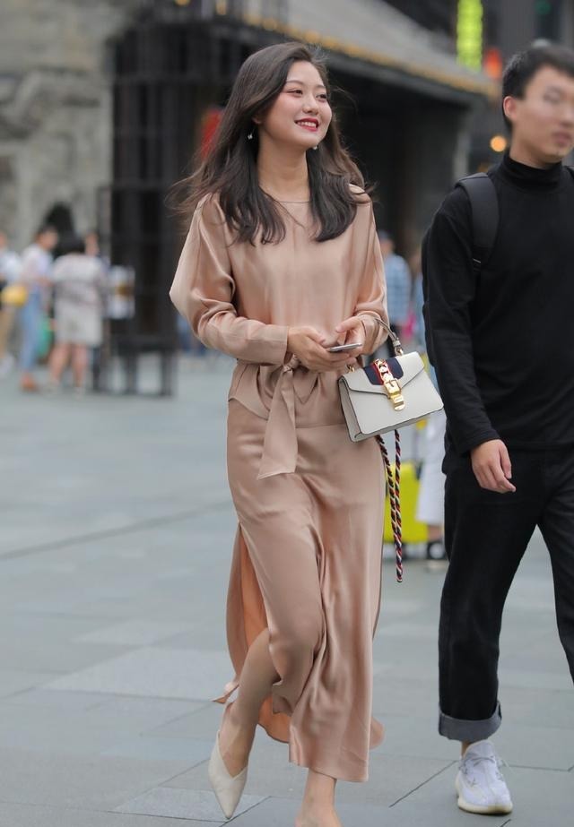 喜欢省心时尚的装扮, 套装裙是不错的选择, 轻盈舒适又显气质