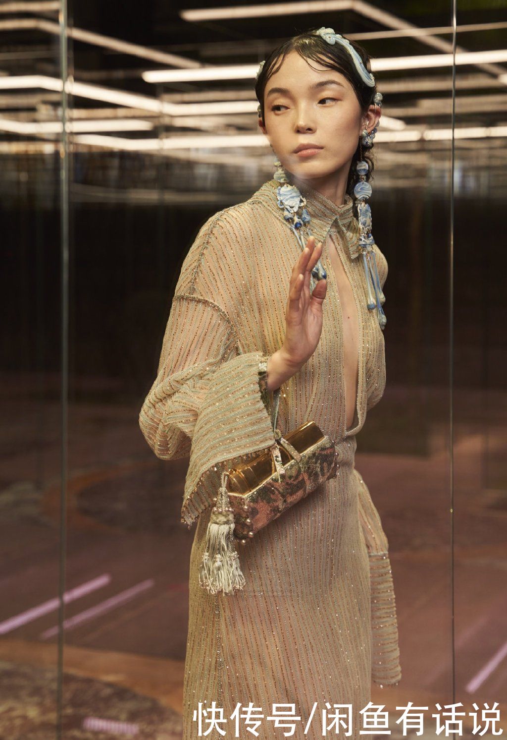 芬迪高定秀太奢华，18万颗青铜珍珠做礼服，靴子还缝8万颗细珠