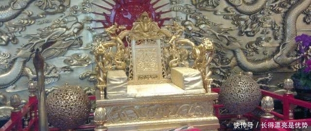 摆在故宫里的哪把龙椅,究竟是什么材料做的?据说已超过了黄金的价格!